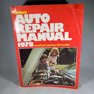 Puede incluir: Un manual de reparación de automóviles vintage con una cubierta roja. El título dice "AUTO REPAIR MANUAL 1978" con el subtítulo "American Cars from 1971 to 1978". La portada presenta una foto de un hombre trabajando en el motor de un automóvil con una mujer.