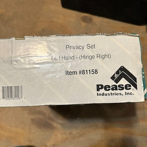 Può includere: Una scatola rettangolare bianca per un set di privacy di Pease Industries, Inc. La scatola riporta il testo Privacy Set, Left Hand - (Hinge Right) e Item #81158. Un codice a barre nero e il logo di Pease Industries, Inc. sono stampati sulla parte anteriore.