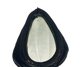 Espejo con forma de collar de caballo de cuero vintage y marco negro con pátina rústica
