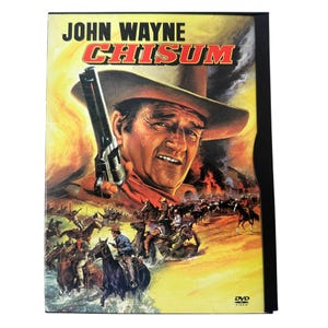 Peut inclure: Boîtier DVD du film "Chisum" avec John Wayne. La couverture présente un portrait de Wayne tenant une arme à feu, avec un fond enflammé et une scène de cow-boys à cheval.