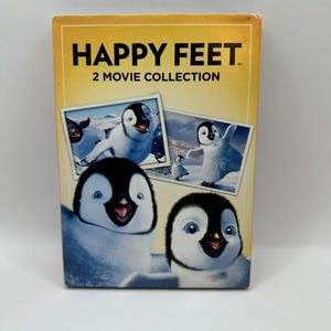 Könnte beinhalten: DVD-Hülle für den Animationsfilm "Happy Feet: 2 Movie Collection". Das Cover zeigt Bilder von Pinguinen in einer verschneiten Landschaft. Der Titel ist in großen, gelben Buchstaben gehalten.