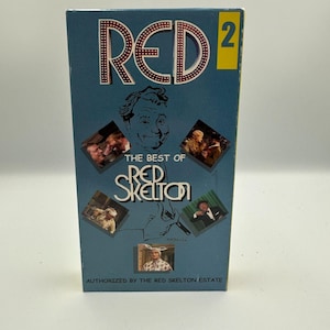 Puede incluir: Una cinta VHS vintage de "The Best of Red Skelton" en una caja azul. El título "RED" está en letras grandes, rojas e iluminadas. La caja presenta un retrato de Red Skelton y varias imágenes más pequeñas.