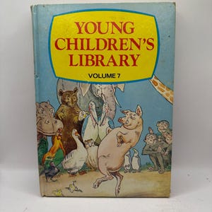 Puede incluir: Un libro infantil vintage titulado "Young Children's Library, Volumen 7". La portada presenta una pancarta amarilla con texto rojo y un fondo azul con ilustraciones de varios animales, incluyendo un cerdo, un oso y un elefante.
