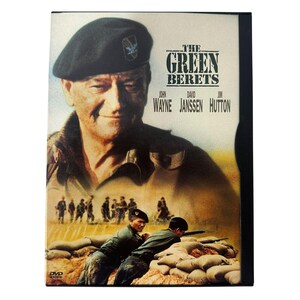 Puede incluir: Caja de DVD de la película "The Green Berets" con John Wayne. La portada muestra a Wayne con una boina negra, con el título de la película en letras blancas en negrita. La imagen también incluye soldados en combate.