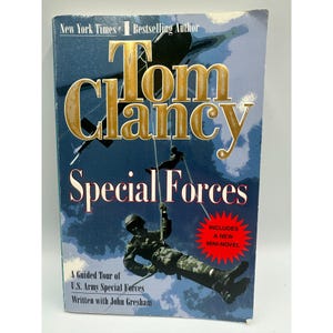 Può includere: Copertina del libro "Tom Clancy Special Forces" con sfondo blu e immagini di soldati. Il titolo è in grandi lettere dorate, con il nome dell'autore sopra. Include un mini-romanzo.