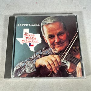 Op de afbeelding: Een cd-hoesje met Johnny Gimble en het album "The Texas Fiddle Collection". De cover toont Gimble met een viool, met de Texas-omtrek en vlag op de achtergrond. De hoes zit in een doorzichtige plastic jewel case.