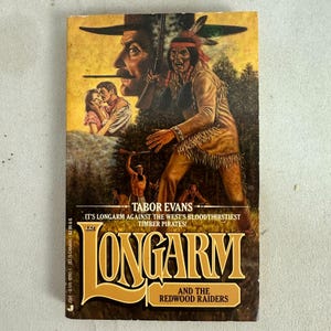 Puede incluir: Un libro de bolsillo vintage titulado "Longarm and the Redwood Raiders" de Tabor Evans. La portada presenta una ilustración dramática de un nativo americano, un hombre con un rifle y otras figuras en un entorno forestal. El libro tiene un fondo amarillo y naranja.