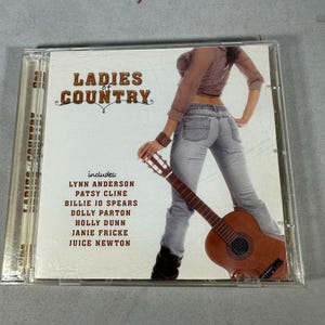 Op de afbeelding: CD-hoesje voor "Ladies of Country" muziek. De cover toont een vrouw in jeans met een gitaar. De cd bevat muziek van Lynn Anderson, Patsy Cline, Billie Jo Spears, Dolly Parton, Holly Dunn, Janie Fricke en Juice Newton.