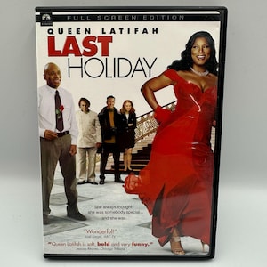 Puede incluir: Una carátula de DVD de la película "Last Holiday" con Queen Latifah. La portada muestra un vestido rojo vibrante y el título de la película en letras grandes. La carátula incluye citas de críticos y el logotipo de DVD.
