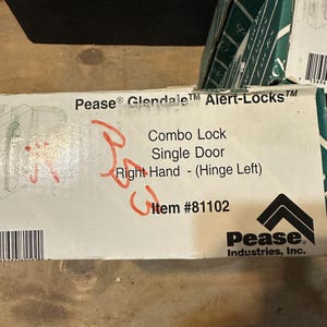 Può includere: Una scatola di prodotto in cartone bianco per una serratura a combinazione Pease Glendale Alert-Locks per porta singola. La scatola presenta un testo nero che recita Pease Glendale Alert-Locks, Combo Lock, Single Door, Right Hand - (Hinge Left), Item #81102 e Pease Industries, Inc.