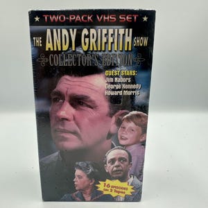 Könnte beinhalten: Ein Zwei-Pack-VHS-Set von "The Andy Griffith Show Collector's Edition". Die Box zeigt Bilder der Besetzung, darunter Andy Griffith, und Gaststars Jim Nabors, George Kennedy und Howard Morris. Das Set enthält 16 Episoden auf 2 Kassetten.