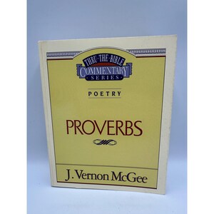 Może przedstawiać: Książka zatytułowana "Proverbs" z serii "Thru The Bible Commentary Series". Okładka jest głównie żółta z tytułem dużymi, pogrubionymi, brązowymi literami. Nazwisko autora, J. Vernon McGee, znajduje się na dole.
