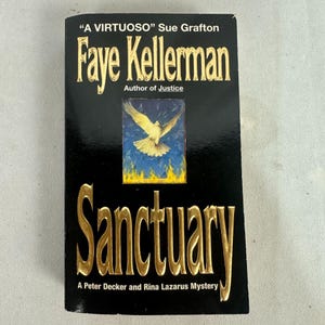 Könnte beinhalten: Ein Buch von Faye Kellerman mit dem Titel "Sanctuary". Das Cover ist schwarz mit goldener Schrift und zeigt eine Abbildung einer Taube über Flammen. Der Autor wird als Autor von "Justice" beschrieben.