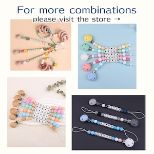 Puede incluir: Variedad de clips para chupetes de beb&eacute; en colores pastel, con cuentas de madera y chupetes de silicona. Algunos clips tienen nombres escritos con cuentas de letras. La imagen incluye el texto: "For more combinations please visit the store ->"
