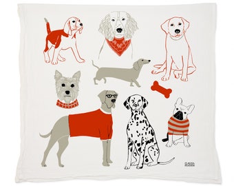 Può includere: Un asciugamano da cucina bianco con un'illustrazione rossa, bianca e grigia di nove razze di cani diverse. I cani indossano maglioni e bandane. Il testo "CLAIRE PEARSON" è nell'angolo in basso a destra.
