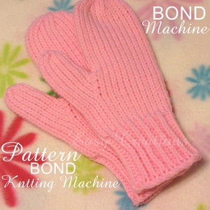 Pode incluir: Um par de luvas de malha rosa feitas em uma máquina de tricô. As luvas são feitas com um padrão de ponto simples e têm um punho canelado. O texto "BOND Machine" e "Pattern BOND Knitting Machine" é visível na imagem.