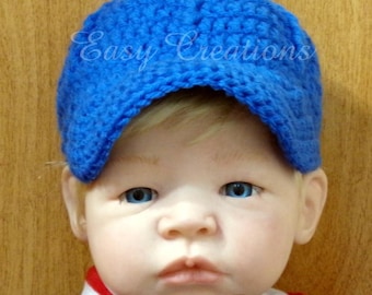 Puede incluir: Una gorra de béisbol tejida a ganchillo en color azul brillante con un acabado de hilo texturizado. La gorra presenta una corona redondeada y una visera corta y curva. El texto Easy Creations Pattern aparece en letra blanca sobre la imagen.
