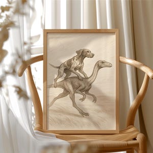 Può includere: Una stampa incorniciata con un'illustrazione color seppia di un cane che cavalca un dinosauro. Il cane ha macchie marroni e bianche. Il dinosauro è di colore marrone chiaro. L'opera d'arte è esposta su una sedia di legno.