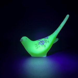 Fenton Happiness Bird Daisies on Custard Satin Uranium Glass Figurine Hand Painted 1975–1980 GLOWS Repaired Tail