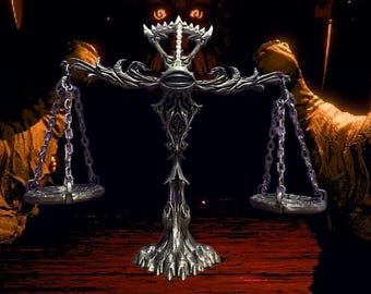 Può includere: Una bilancia d'argento con dettagli intricati, che presenta un grande occhio al centro e due catene pendenti con piatti circolari alle estremità. La bilancia è posizionata su uno sfondo scuro.