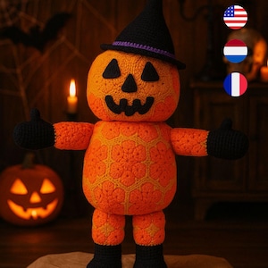 Peut inclure: Poupée citrouille au crochet faite à la main, avec un chapeau de sorcière, des gants et des bottes noirs. Le corps orange présente un visage sculpté et un motif floral. Une citrouille sculptée et des bougies sont en arrière-plan.