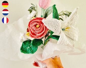以下が含まれることがあります： 白いティッシュペーパーで包まれた、かぎ針編みの花束。花束には、ピンクのチューリップ、白いユリ、ピンクのバラ、緑の葉が含まれています。