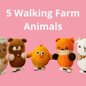 Peut inclure: Cinq animaux de ferme en crochet, dont un mouton, un chien, un poussin, un renard et une chèvre, sont alignés sur un fond rose. Chaque animal a une base blanche et est conçu pour marcher.