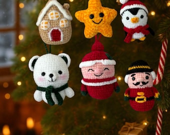 Op de afbeelding: Een verzameling handgemaakte gehaakte kerstversieringen, waaronder een huis, een ster, een pinguïn, een ijsbeer, de kerstman en een notenkraker. Elk ornament is gemaakt met kleurrijk garen en heeft feestelijke details, hangend aan een kerstboom.