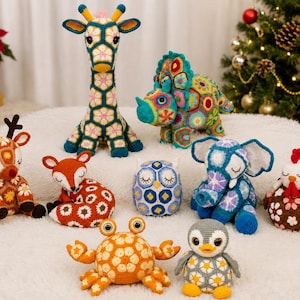 Peut inclure: Une collection de neuf animaux en peluche crochetés comprenant une girafe, un tricératops, un cerf, un renard, un hibou, un éléphant, une dinde, un crabe et un pingouin. Chaque figurine est faite de motifs en laine floraux et colorés.