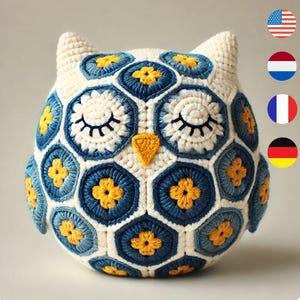Könnte beinhalten: Ein gehäkeltes Eulenspielzeug mit weißem Hintergrund und blauen und gelben sechseckigen Mustern. Die Eule hat gestickte Augen und einen gelben Schnabel.