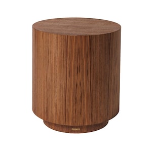 Könnte beinhalten: Ein zylindrischer Beistelltisch aus Holz mit einem satten, warmbraunen Finish. Der Tisch hat eine flache Oberseite und einen etwas breiteren Sockel, wodurch ein stabiles und modernes Design entsteht. Die Holzmaserung ist sichtbar und verleiht Textur. Der Tisch ist ca. 51 cm hoch.