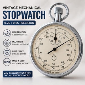 Może przedstawiać: Zegarek mechaniczny vintage ze srebrną obudową i kremową tarczą. Zegarek posiada czarne wskazówki i cyfry, z tekstem wskazującym precyzję 0,2S / 0,6S. Oznaczony napisem "Made in USSR" i w doskonałym stanie.