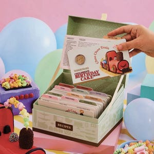 Caixa de receitas de doze moedas de 2025 - Livro de bolos de aniversário infantil da Australian Woman's Weekly