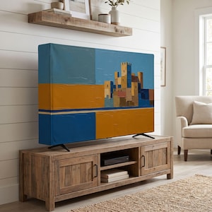 Könnte beinhalten: Eine rechteckige Fernseh-Abdeckung mit einem abstrakten geometrischen Design aus blauen und senfgelben Blöcken. Das Kunstwerk zeigt eine stilisierte Burgstruktur in Braun-, Blau- und Gelbtönen mit einer sichtbaren, strukturierten Farboberfläche.