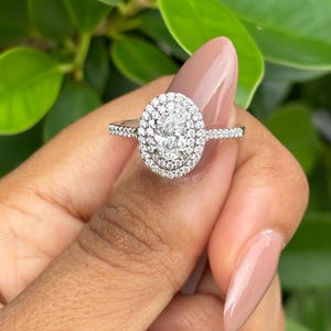 Anello con diamante ovale da laboratorio da 0,52 carati con doppio alone in oro bianco 18 carati