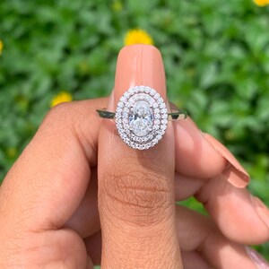 Anello con diamante ovale da laboratorio da 0,55 carati con doppio alone in oro bianco 18 carati