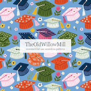 Könnte beinhalten: Ein nahtloses Muster auf hellblauem Hintergrund mit verschiedenen Doktorhüten in Rot, Rosa, Grün und Dunkelblau, akzentuiert durch kleine weiße Blumen und grüne Blätter. Der Text TheOldWillowMill commercial use seamless pattern ist zentriert.