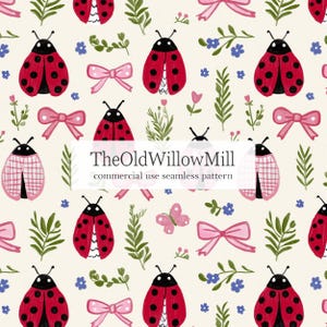 Pode incluir: Um padrão sem costura com joaninhas vermelhas com pintas pretas, laços cor-de-rosa, flores azuis, folhas verdes e uma borboleta cor-de-rosa sobre um fundo creme. O texto "TheOldWillowMill commercial use seamless pattern" também está presente.