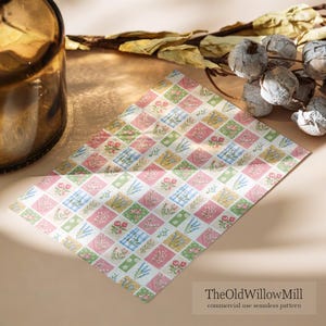 Puede incluir: Una impresi&oacute;n de papel rectangular con un patr&oacute;n de cuadr&iacute;cula repetitivo de cuadrados rosas, verdes y amarillos, decorados con ilustraciones de rosas, lavanda y cuadros vichy azules. El texto TheOldWillowMill commercial use seamless pattern es visible.