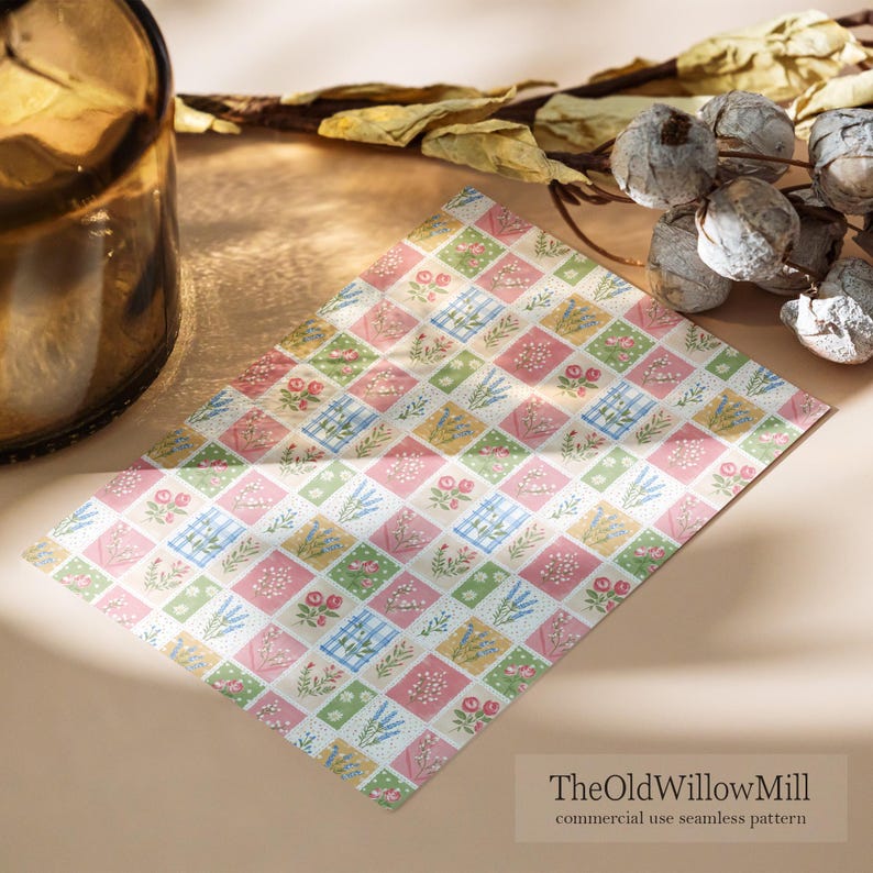 Puede incluir: Una impresi&oacute;n de papel rectangular con un patr&oacute;n de cuadr&iacute;cula repetitivo de cuadrados rosas, verdes y amarillos, decorados con ilustraciones de rosas, lavanda y cuadros vichy azules. El texto TheOldWillowMill commercial use seamless pattern es visible.