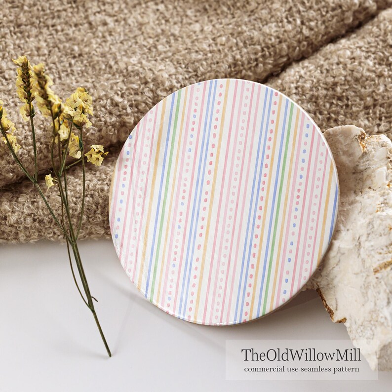 Puede incluir: Un disco circular con un patr&oacute;n repetitivo de rayas verticales en tonos pastel rosa, amarillo, azul y verde, intercaladas con l&iacute;neas finas de puntos. El texto TheOldWillowMill commercial use seamless pattern aparece en la esquina inferior derecha.