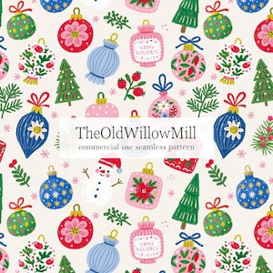 Könnte beinhalten: Ein nahtloses Muster mit bunten Weihnachtskugeln, grünen Tannenbäumen, Schneemännern und Stechpalmenbeeren auf cremefarbenem Grund. Der Text TheOldWillowMill commercial use seamless pattern ist über den festlichen Illustrationen zentriert.