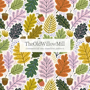 Op de afbeelding: Een naadloos patroon met herfstbladeren en eikels in groen, geel, oranje en roze op een crèmekleurige achtergrond. De tekst "TheOldWillowMill commercial use seamless pattern" wordt weergegeven.