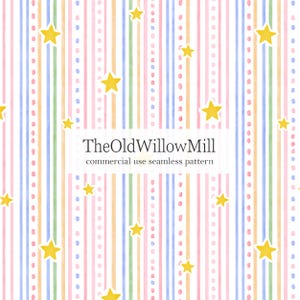 Può includere: Un motivo senza cuciture con strisce verticali nei colori pastello rosa, blu, verde e arancione, intervallate da linee tratteggiate e stelle gialle. Il testo TheOldWillowMill commercial use seamless pattern è centrato sul design.