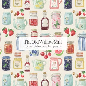 Può includere: Un motivo senza cuciture con illustrazioni ad acquerello di barattoli di marmellata, teiere, fragole e ciliegie. Il design include il testo "TheOldWillowMill" e "commercial use seamless pattern".