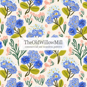 Puede incluir: Un patrón sin costuras con racimos de hortensias azules, hojas verdes y pequeños brotes rosas sobre un fondo crema. El texto TheOldWillowMill commercial use seamless pattern está centrado en un recuadro rectangular blanco.