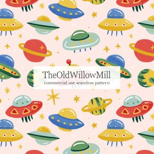 Può includere: Motivo senza cuciture con illustrazioni colorate di UFO, pianeti e stelle su sfondo rosa chiaro. Il testo "TheOldWillowMill commercial use seamless pattern" è visualizzato in un rettangolo bianco.