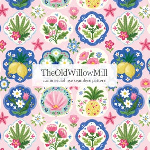 Puede incluir: Patrón sin costuras con diseños florales y frutales. El diseño incluye flores rosas, limones amarillos y cactus verdes, sobre un fondo rosa claro. También aparece el texto "TheOldWillowMill commercial use seamless pattern". Ideal para textiles y decoración.