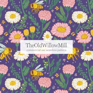 Op de afbeelding: Naadloos patroon met bijen, madeliefjes en roze bloemen op een dieppaarse achtergrond. Het ontwerp bevat groene bladeren en kleine witte bloemen. De tekst "TheOldWillowMill commercial use seamless pattern" wordt weergegeven.