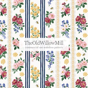 Può includere: Un motivo senza cuciture con bouquet di rose rosa e rosse, fiori gialli e fiori selvatici blu. Il design include strisce blu navy, api e forme a nido d'ape su uno sfondo color crema. Il testo "TheOldWillowMill commercial use seamless pattern" è visibile.